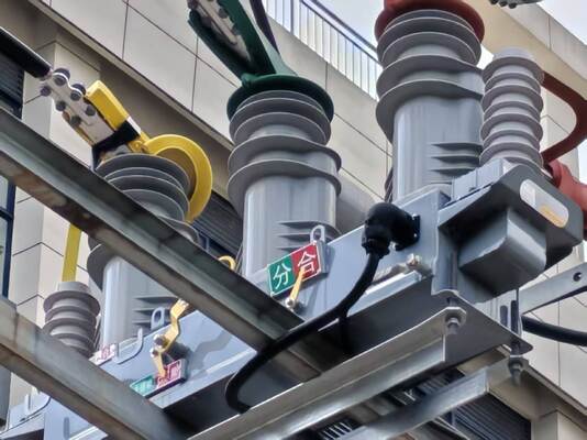 220VAC±10% आउटपुट वोल्टेज IP67 वाटरप्रूफ अल्ट्रा-लो पावर कंजम्पशन (~6W) रीक्लोजर के लिए कैपेसिटिव वोल्टेज एक्सट्रैक्शन के साथ पावर सप्लाई डिवाइस